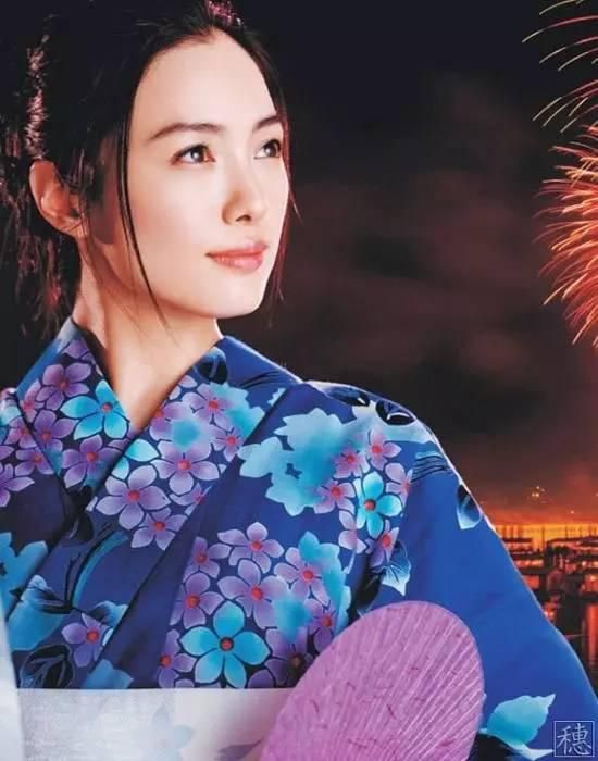 《修女萨拉的两只拖鞋》是一部故作轻松的作品，恍惚令人想起塞吉尔1947年拍摄的影片《大盗》(TheBigSteal)。